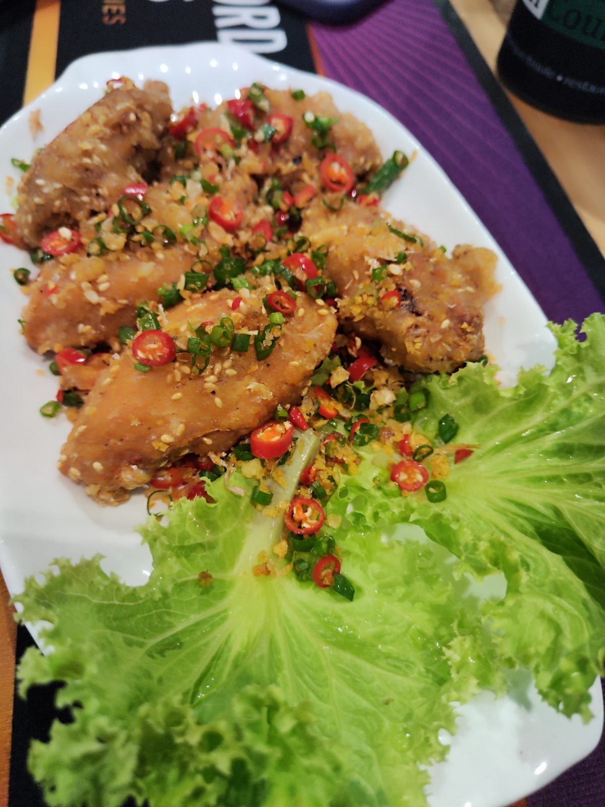 อาหารไทยตกแต่งด้วยพริกและสมุนไพร